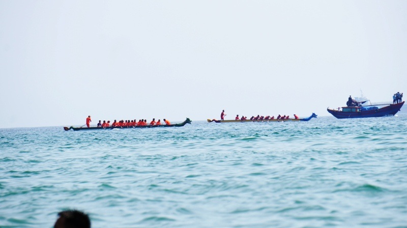 Những tay đua thuyền chuẩn bị vào vị trí.