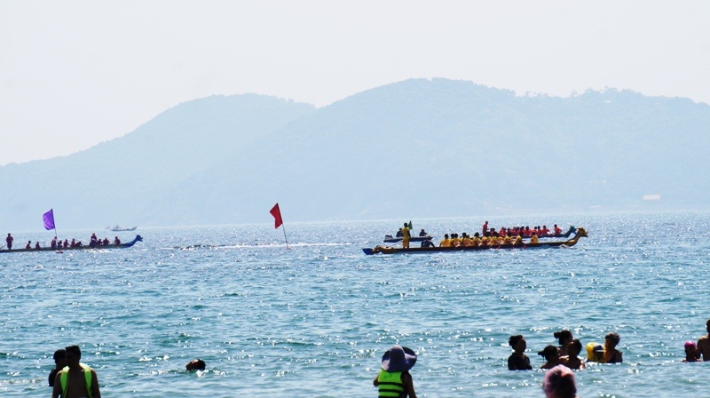 Cuộc đua thuyền truyền thống gây cấn từng phút trên sóng biển nhấp nhô.