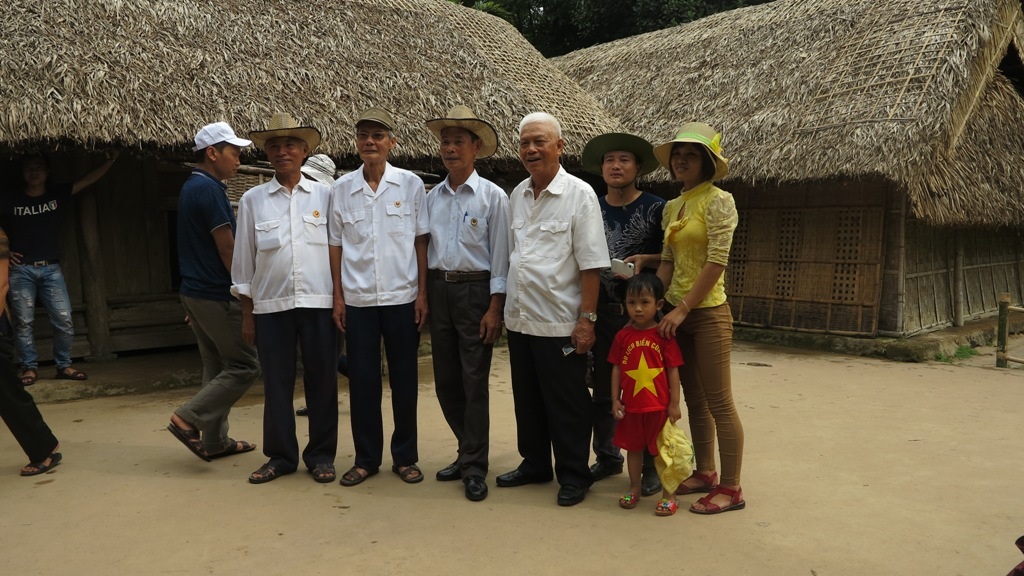 Những du khách chụp ảnh kỷ niệm khi được tới Làng Sen dịp này.