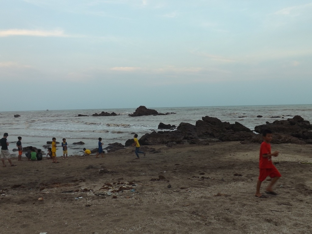 Khu vực bãi biển nơi 3 em học sinh lớp 5B, Trường tiểu học Quỳnh Thuận, Quỳnh lưu gặp nạn.