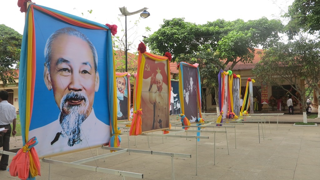 Đoàn rước về đến khu nhà tưởngniệm Bác tại di tích Kim Liên.