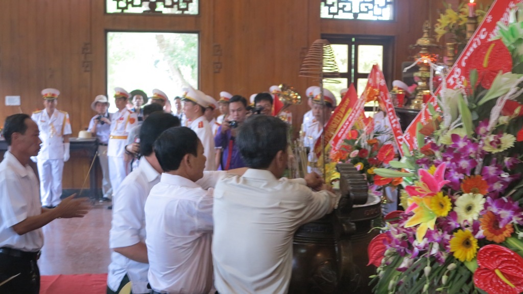 Dâng nén hương thành kính lên anh linh Bác trong nhân dịp kỷ niệm ngày sinh của Người.