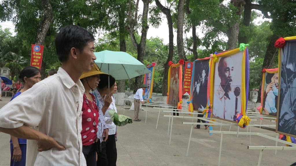 Những bức ảnh của Bác thu hút sự chú ý của nhiều du khách thập phương.