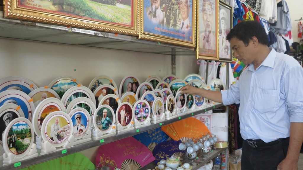 Một số du khách trong lần đầu được đến thăm nơi ở lúc sinh thời của Bác.