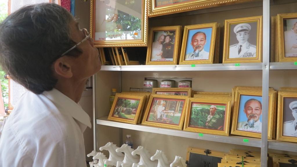 Một số du khách trong lần đầu được đến thăm nơi ở lúc sinh thời của Bác.