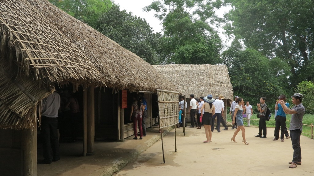 Một số du khách trong lần đầu được đến thăm nơi ở lúc sinh thời của Bác.