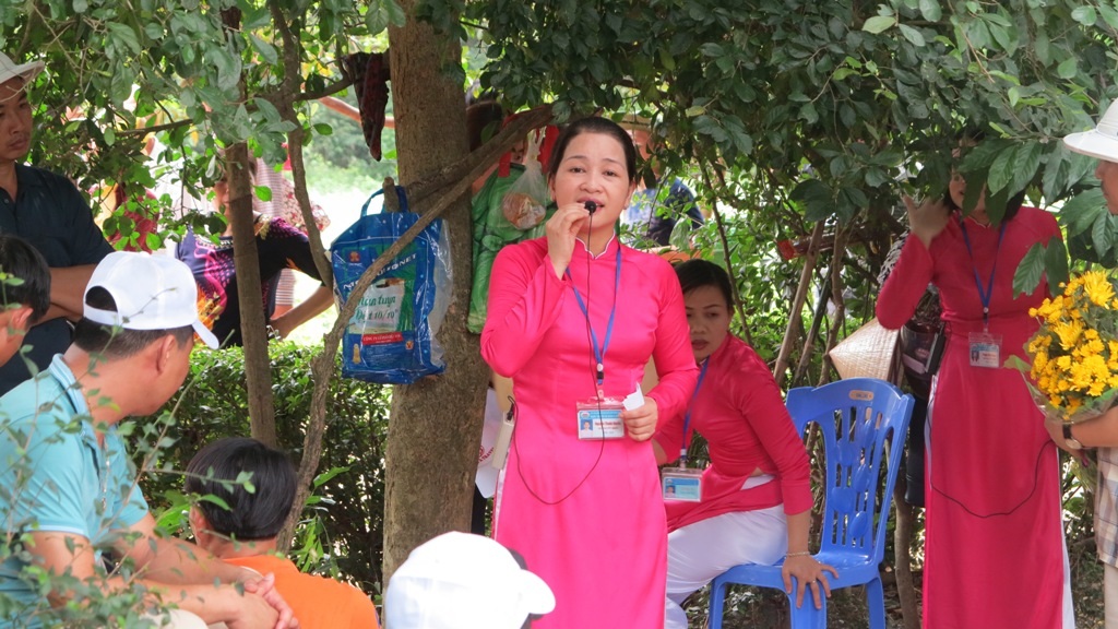 Hướng dẫn viên nơi đây kể lại những câu chuyện xúc động về Bác lúc sinh thời.