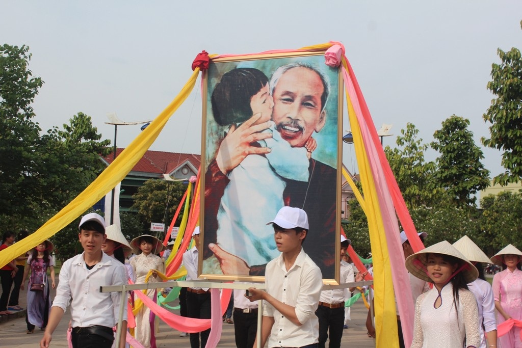 Đoàn rước trên những con đường nơi quê Bác.