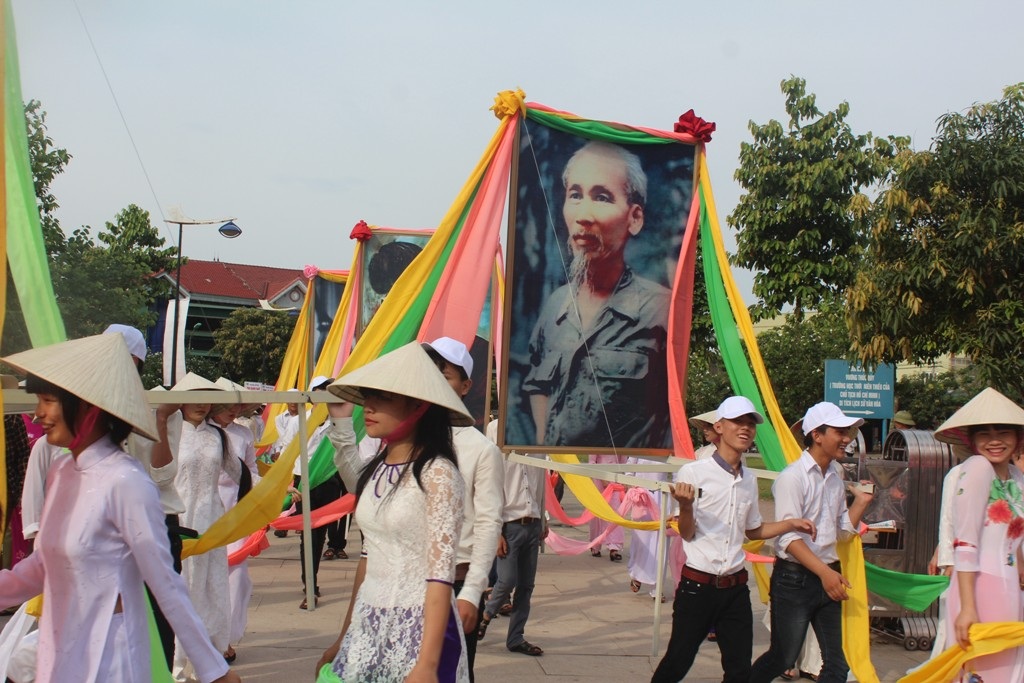 Đoàn rước trên những con đường nơi quê Bác.