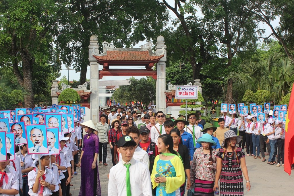 Đoàn rước về đến khu nhà tưởngniệm Bác tại di tích Kim Liên.