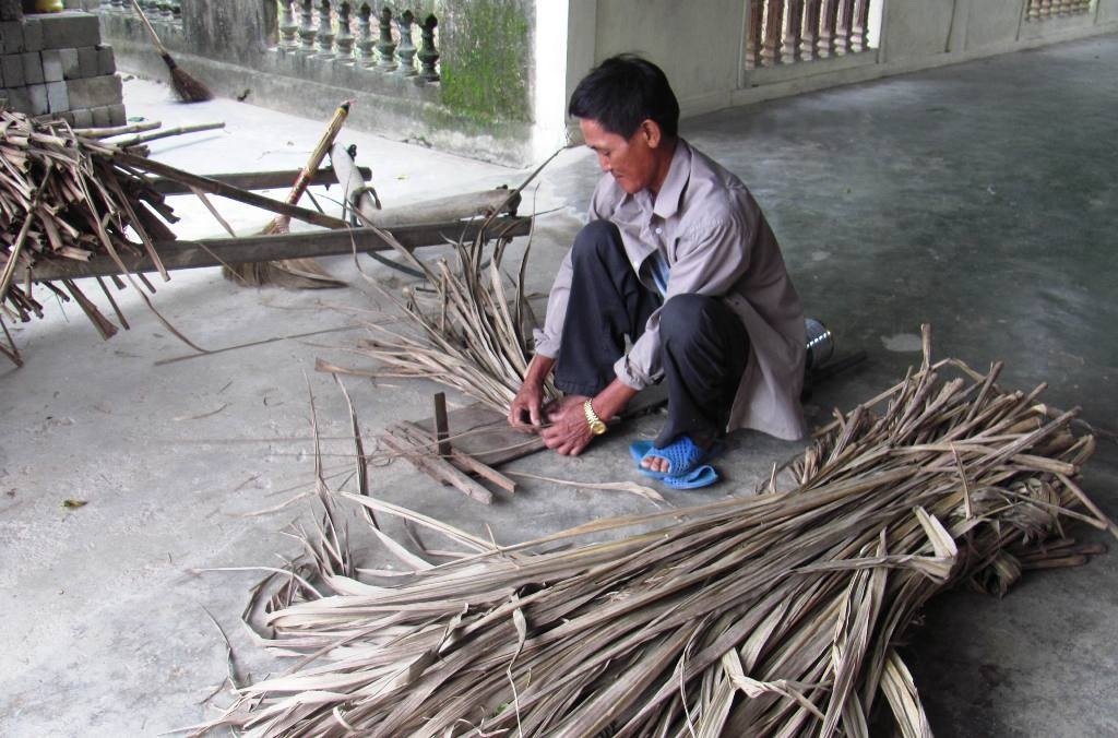 Ông Hùng hằng ngày vẫn cần mẫn bên những lá mía, phên tranh để lợp mái cho nhà Bác Hồ.