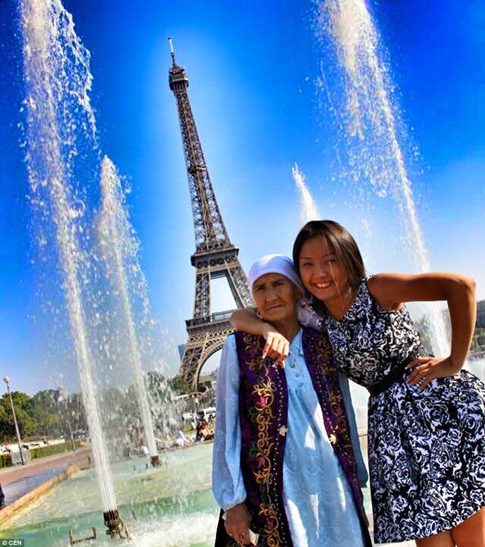 Bà chụp ảnh chung với cháu gái Aydin Toksanbaeva tại Tháp Eiffel.