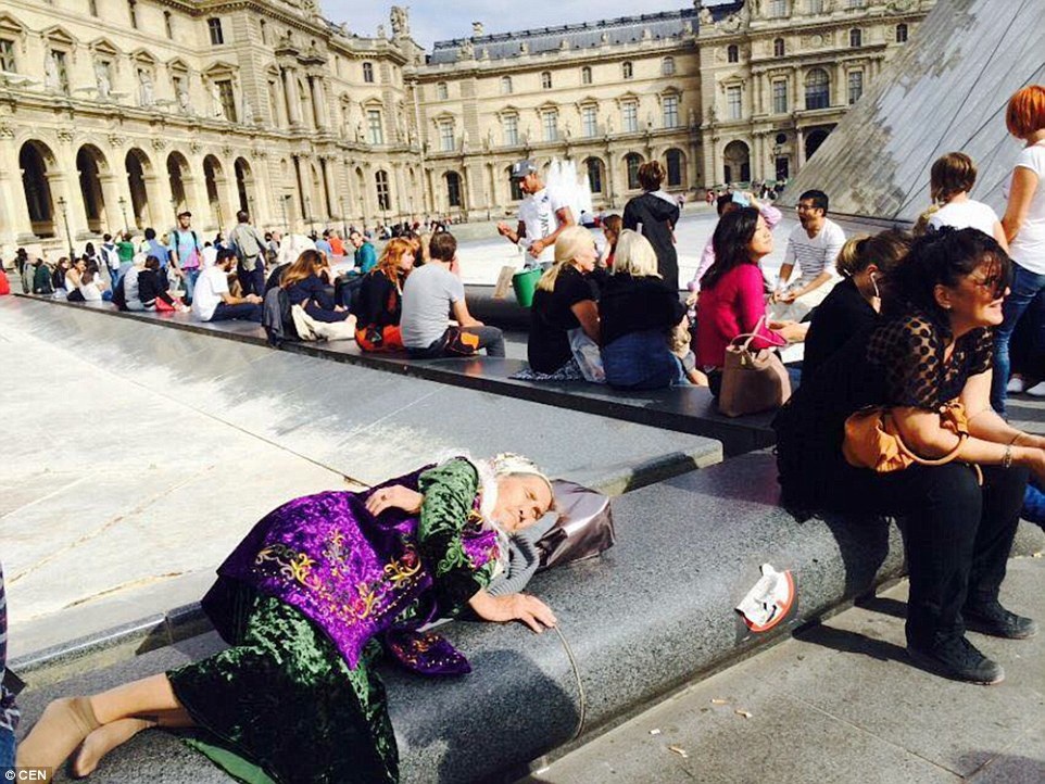 Ở đây, bà có một giấc ngủ ngắn tại một đài phun nước bên
ngoài bảo tàng Paris nổi tiếng.