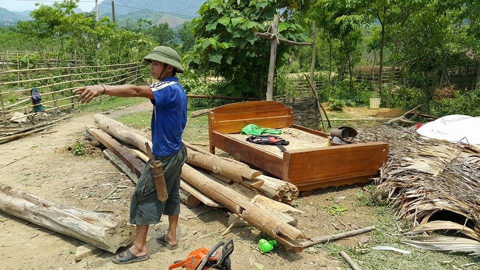 Lốc xoáy, nhà sập, 5 bà cháu thoát chết - 1 Giường, cột nhà nằm trơ trọi giữa bãi đất trống sau khi nhà đổ.