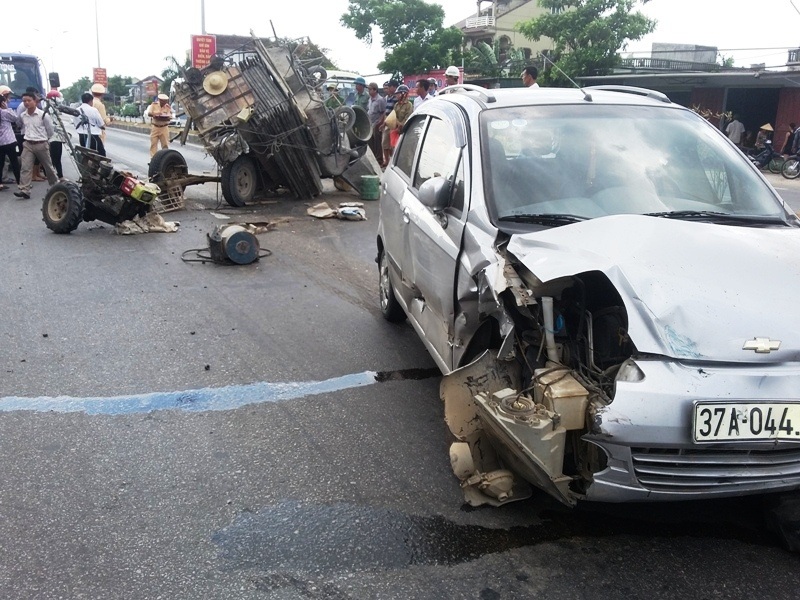 Chiếc xe con bị xe công nông đâm hư hỏng nặng.