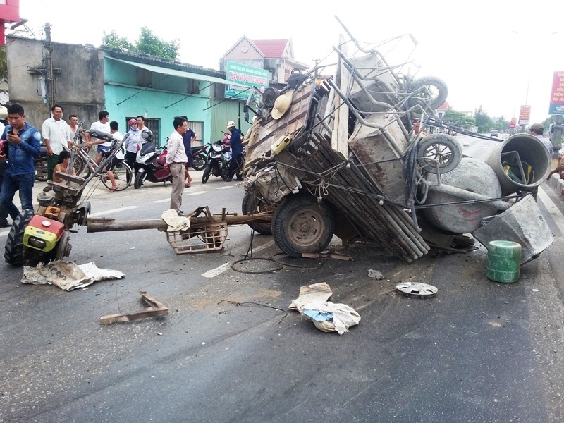 Hiện trường chiếc xe công nông sau khi đâm xe con hư hỏng rồi gãy nát.