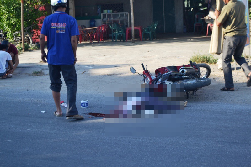 Hiện trường vụ tai nạn làm cụ ông 80 tuổi chết tại chỗ sau khi bị xe hổ vồ đâm phải.