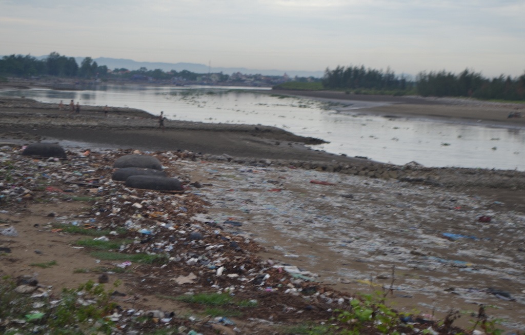 Đông đảo người dân đến để thắp hương, chia buồn cùng gia đình hai em xấu số sau khi được vớt lên.