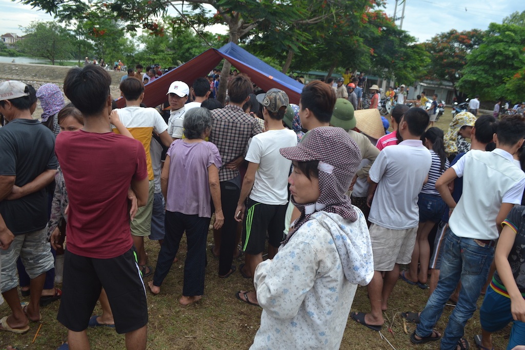 Đông đảo người dân đến để thắp hương, chia buồn cùng gia đình hai em xấu số sau khi được vớt lên.