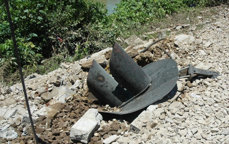 Vụ tai nạn cũng làm thông tin tín hiệu đường sắt bị hư hỏng.