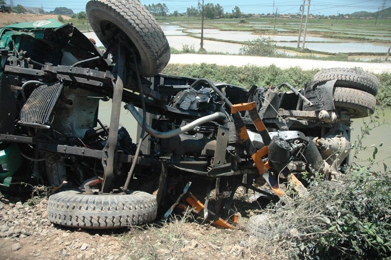 Cú đâm mạnh khiến chiếc xe tải biến dạng nhưng may mắn tài xế chỉ bị thương nhẹ.