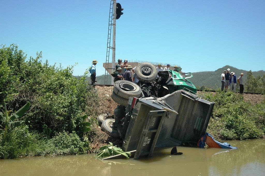 Sau đó bị hất văng xuống một hồ nước cạnh đường sắt.
