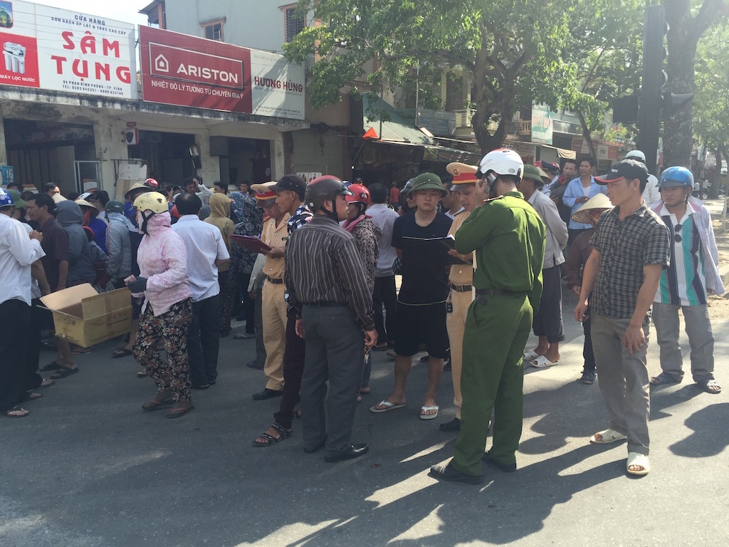 Lực lượng CSGT CA TP Vinh và người dân chứng kiến vụ tai nạn.