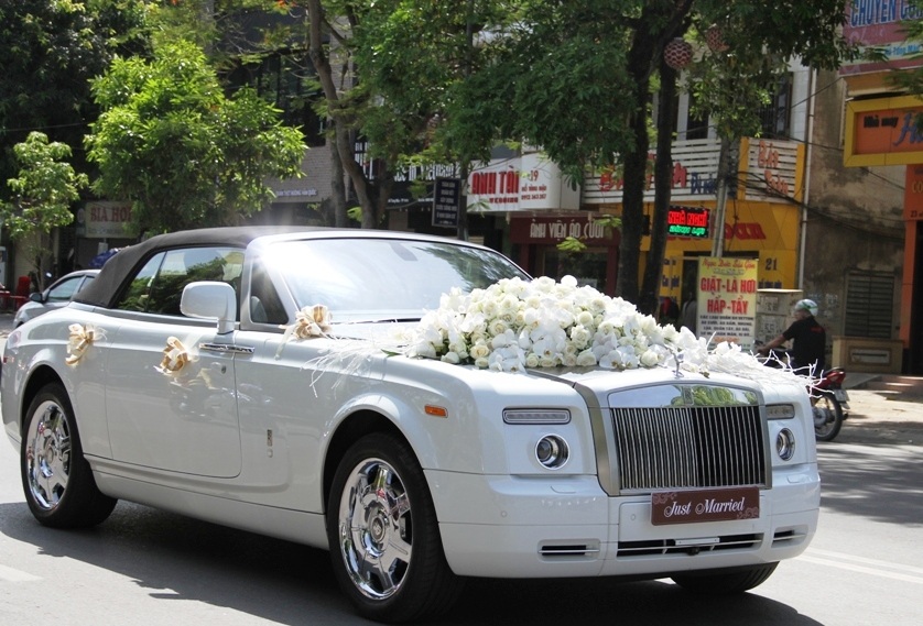 Chiếc Rolls-Royce màu trắng chở cô dâu chú rể.