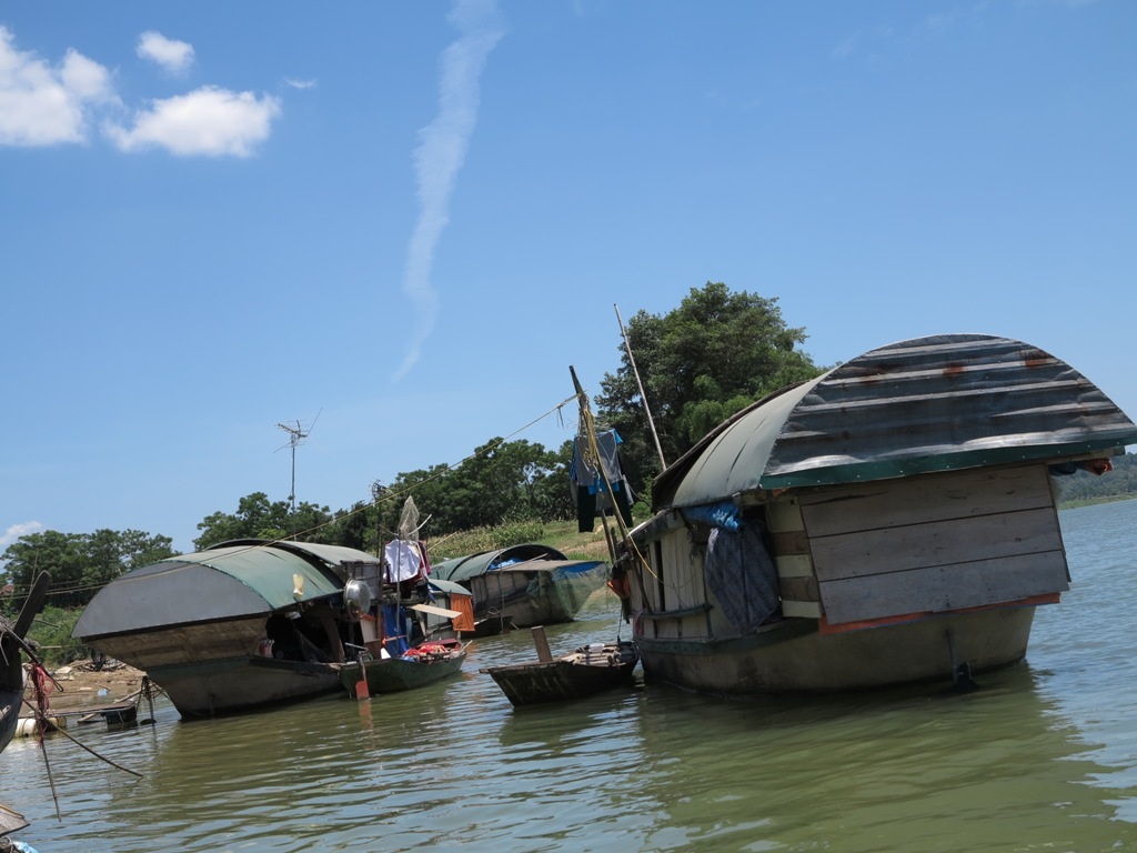 Những bãi cát trơ trọi giữa dòng Lam dài hàng trăm mét.