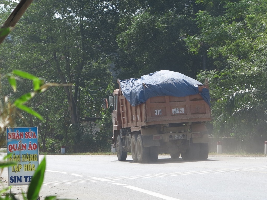 Những chiếc xe chất đầy đất ung dung di chuyển trên các tuyến đường.