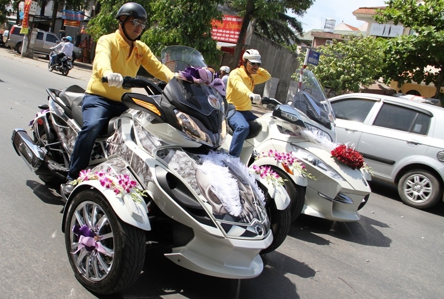 Dàn siêu xe sang trên đường phố Vinh