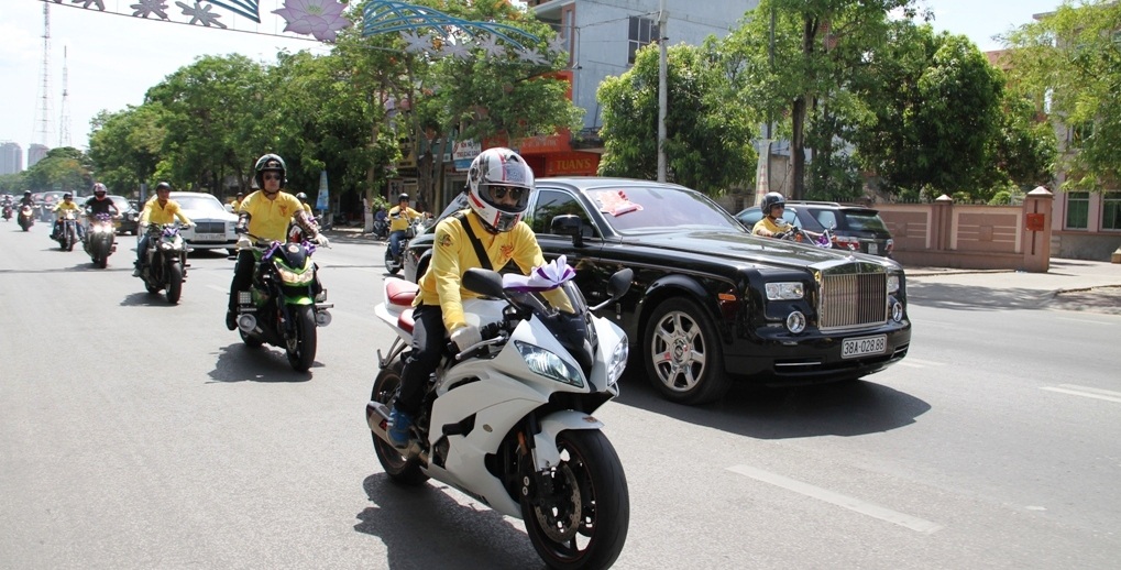 Dàn siêu xe sang trên đường phố Vinh