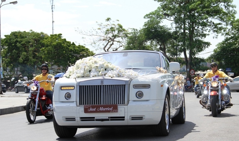 Dàn siêu xe sang trên đường phố Vinh