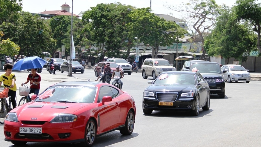 Dàn siêu xe sang trên đường phố Vinh