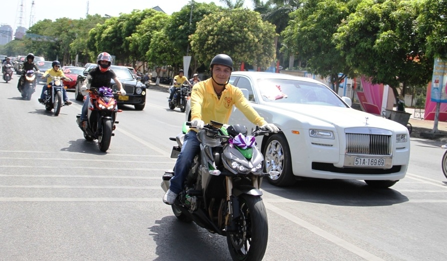 Một chiếc xe siêu sang đến từ Sài Gòn.