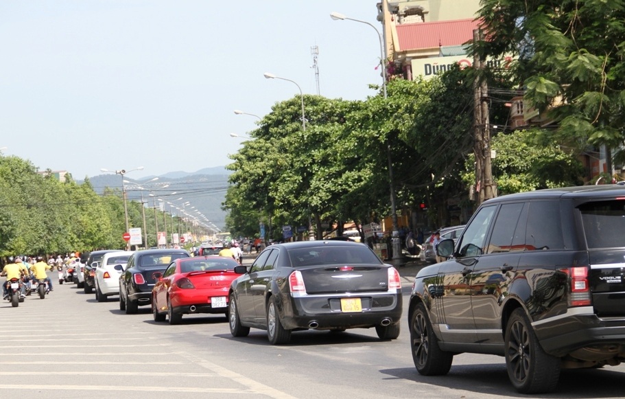 Dàn siêu xe đi qua nhiều con phố chính khiến nhiều người thấy choáng ngợp.