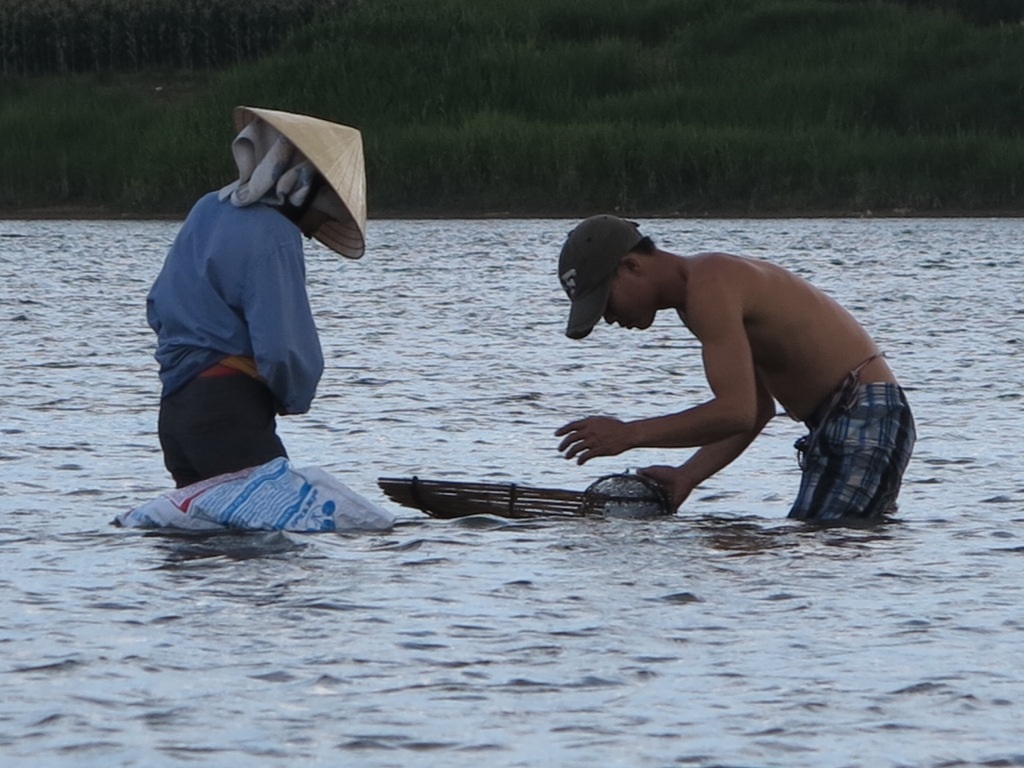 Người dân được mùa mưu sinh giữa dòng Lam.