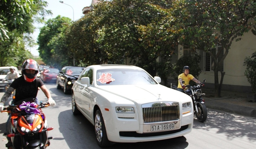 Một chiếc xe siêu sang đến từ Sài Gòn.