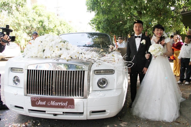 Chiếc Rolls-Royce màu trắng chở cô dâu chú rể.