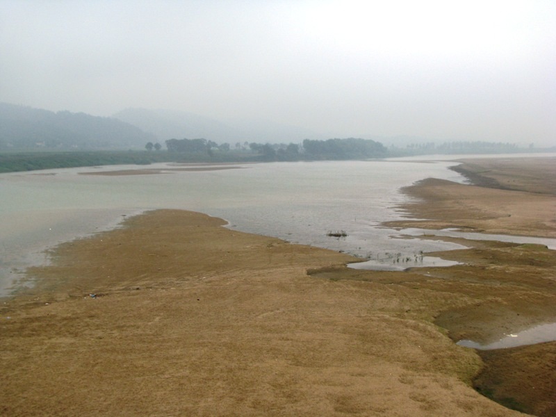 Những bãi cát trơ trọi giữa dòng Lam dài hàng trăm mét.