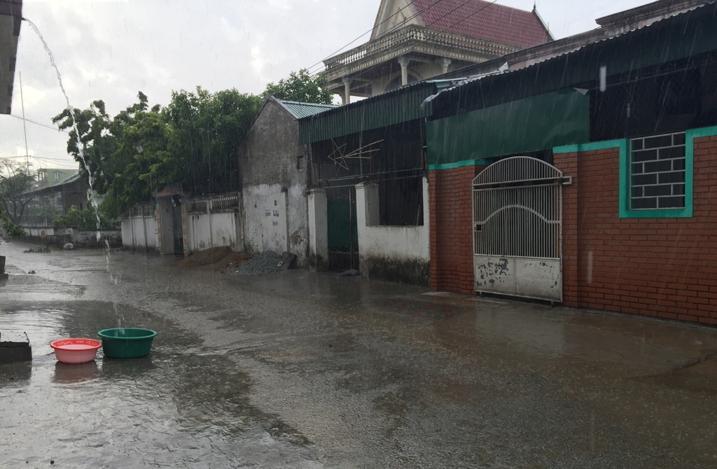 Người dân tranh thủ hứng nước mưa.