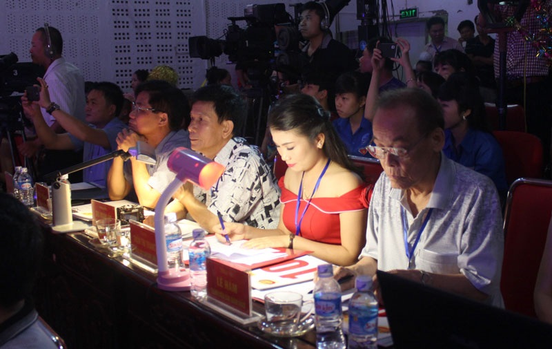 Ban giám khảo làm việc đầy nhiệt huyết, công bằng trong chung kết giải Sao Mai Nghệ An 2015.