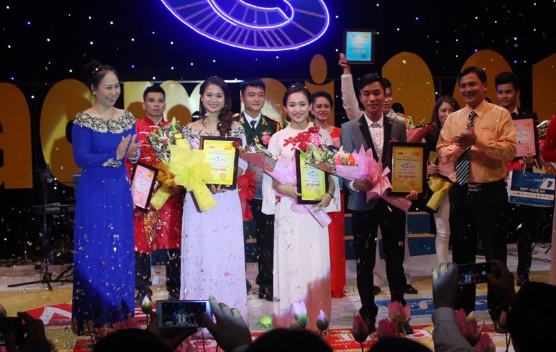 Trao giải Nhất cho 3 thí sinh: Trần Thị Thùy Dung, Đậu Thanh Tài và Bùi Thị Cẩm Huyền.