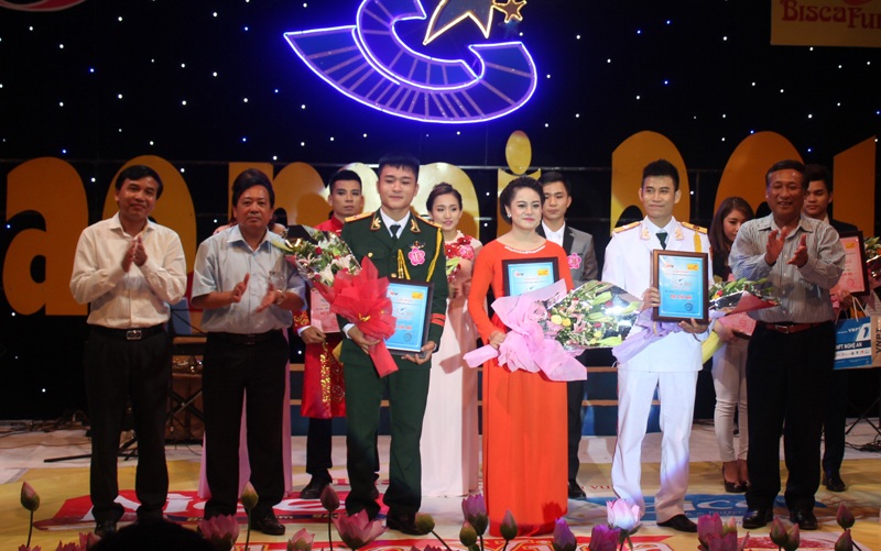 Trao giải Nhì cho các thí sinh.