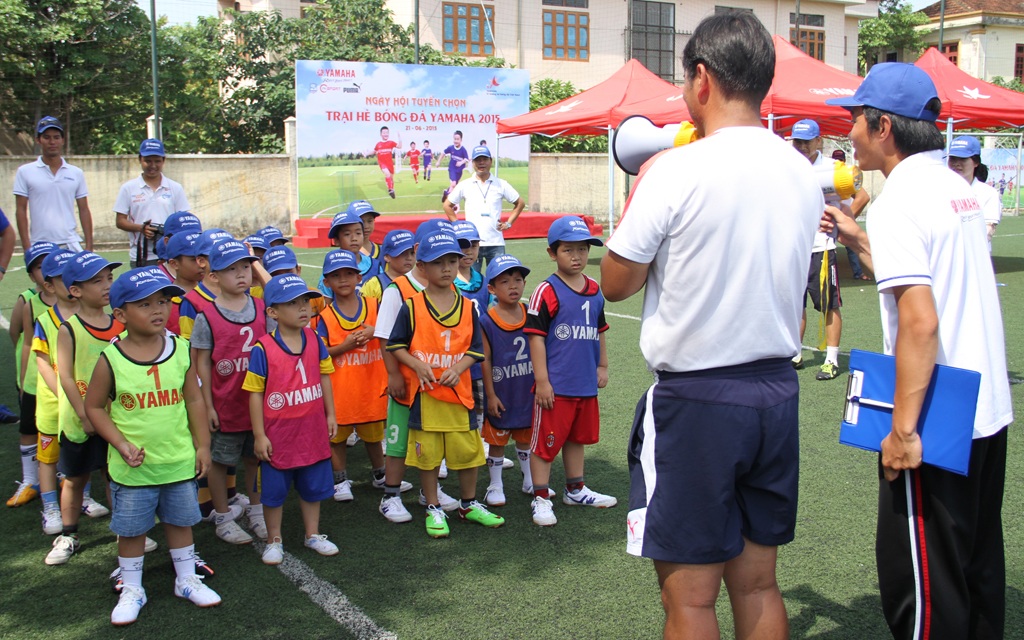 Hàng trăm “cầu thủ nhí” tham gia trại hè bóng đá 2015 - 2 Trong đó có 3 lứa tuổi gồm U6, U8, U10.