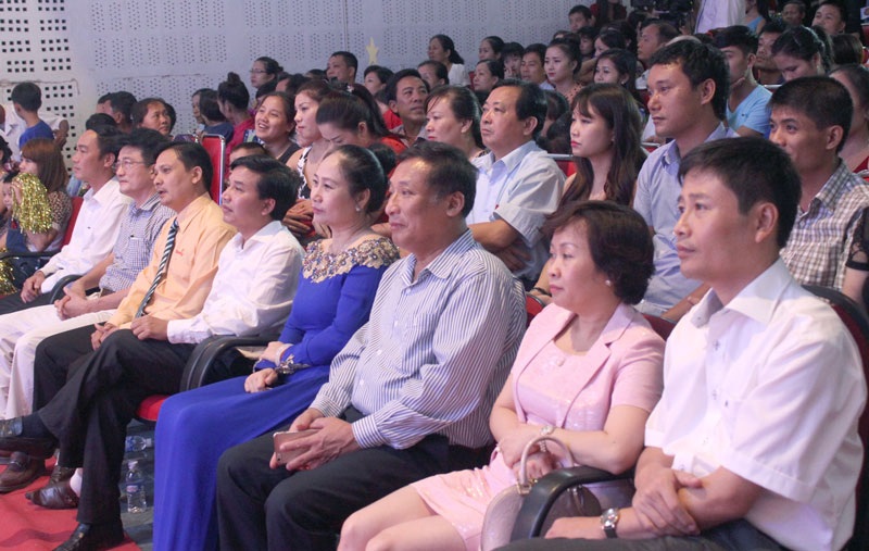 Các đại biểu đến dự đêm chung kết.