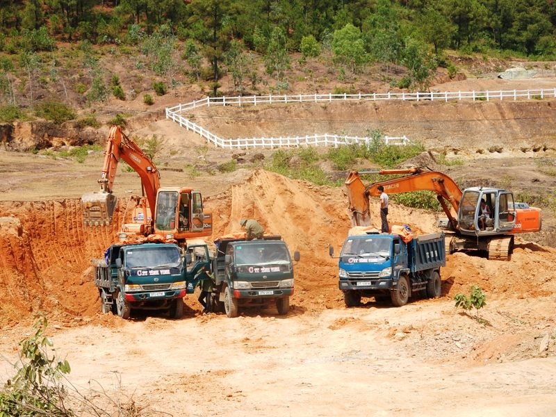 Máy múc, ô tô tải cỡ nhỏ thi nhau khai thác, chở đất trái phép.