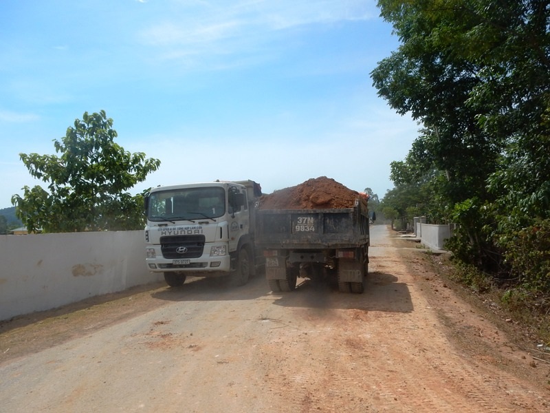 Những chiếc xe chất đầy đất ung dung di chuyển trên các tuyến đường.