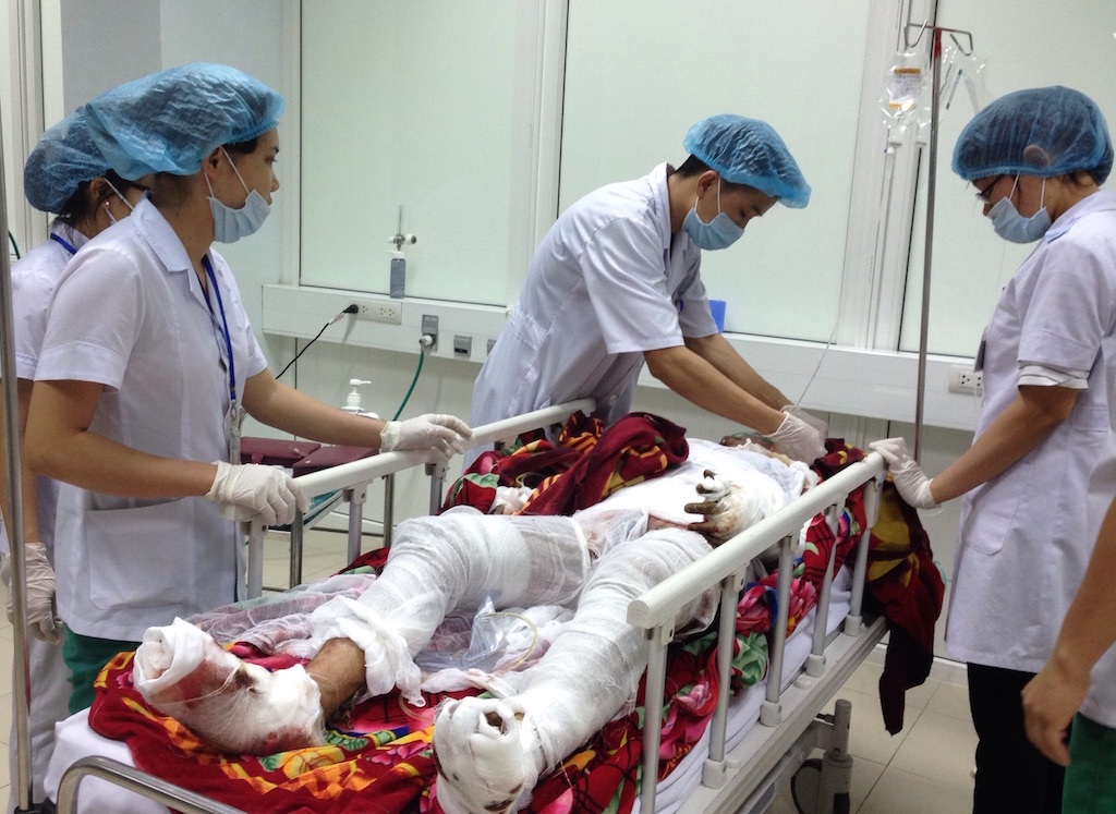 Bệnh nhân Ngân đang được cấp cứu tại BVĐK Nghệ An.