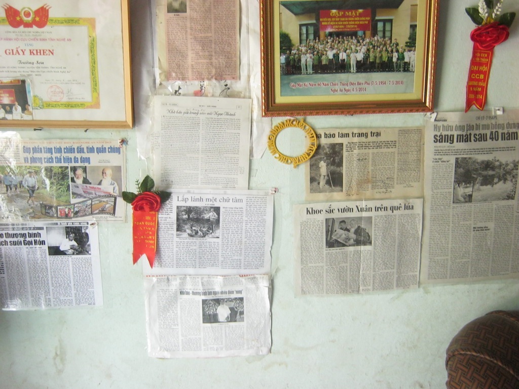 Những bài báo viết ca ngợi về ông được cắt dán trên tường rất cẩn thận. 